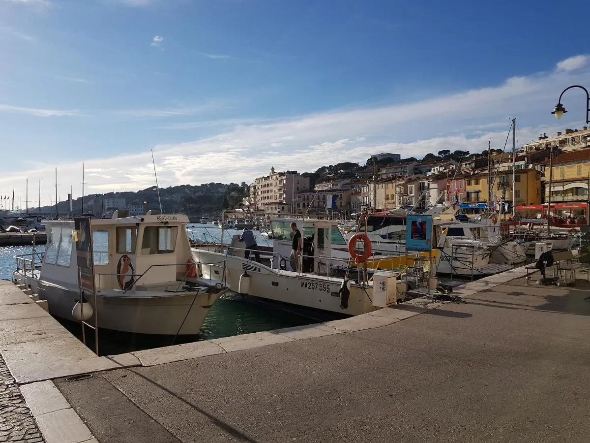 Cassis Centre 100 M Du Port Place Parking 0*,  France